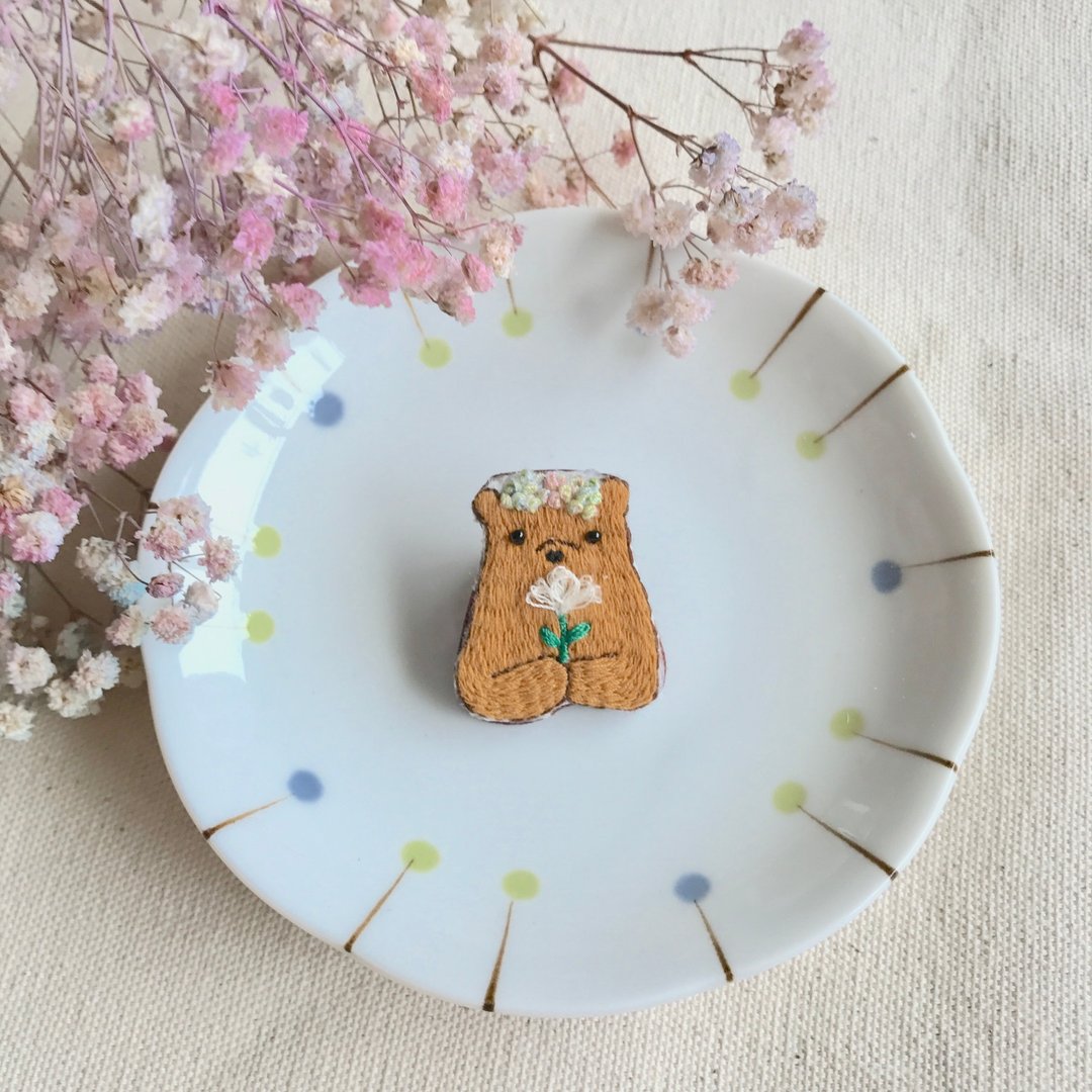 手作刺绣//森林小熊献给你的花别针 - 胸针 - 绣线 咖啡色