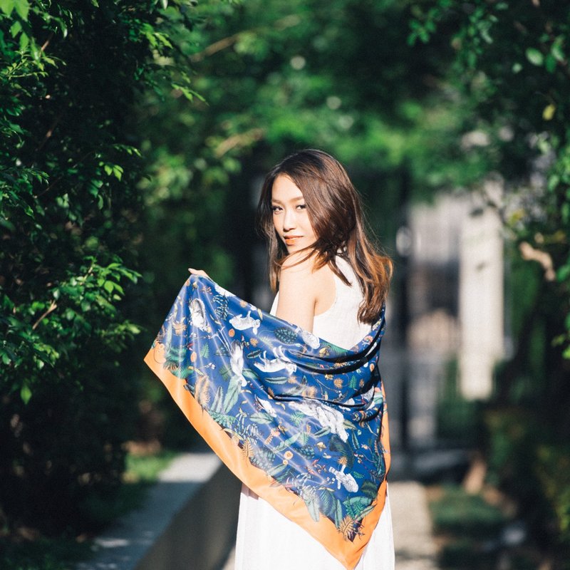 亚马逊 - 深蓝底丝巾／围巾 (Amazon Scarf in Dark Blue with Orange boarder) - 丝巾 - 丝．绢 蓝色