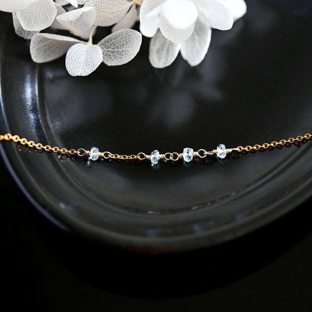 Build a happy family, a symbol of a happy marriage Aquamarine bracelet March birthstone - 手链/手环 - 宝石 白色