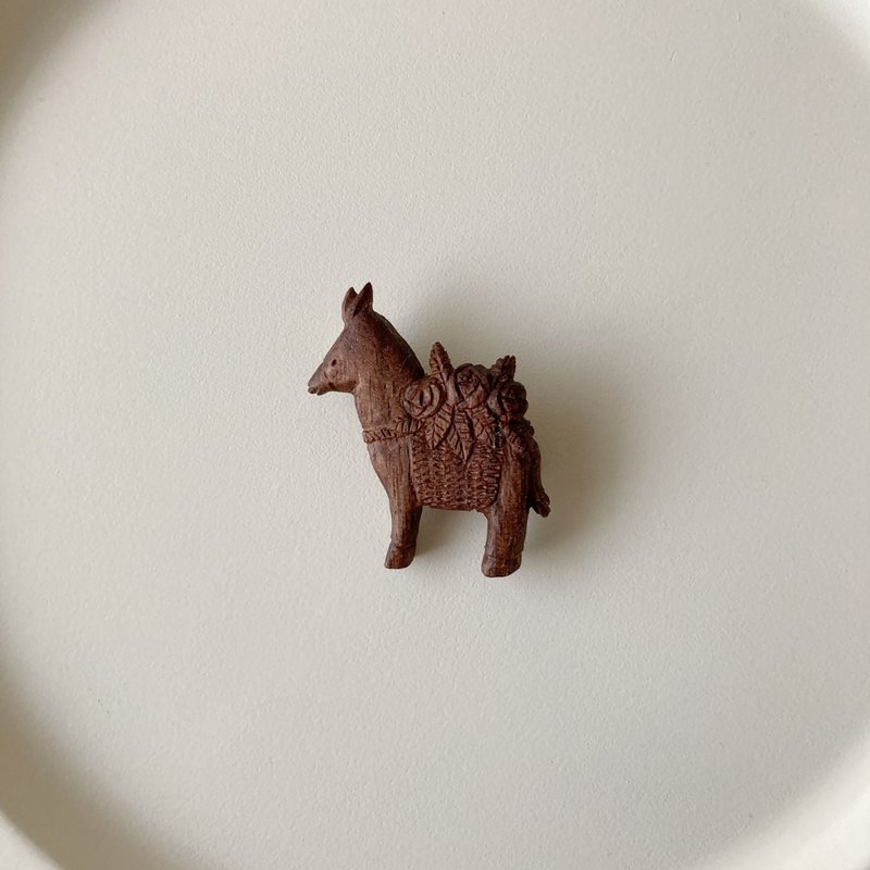 驴子花篮｜胡桃木雕刻胸针（订制商品）【下单后一个月内到货】 - 胸针 - 木头 咖啡色