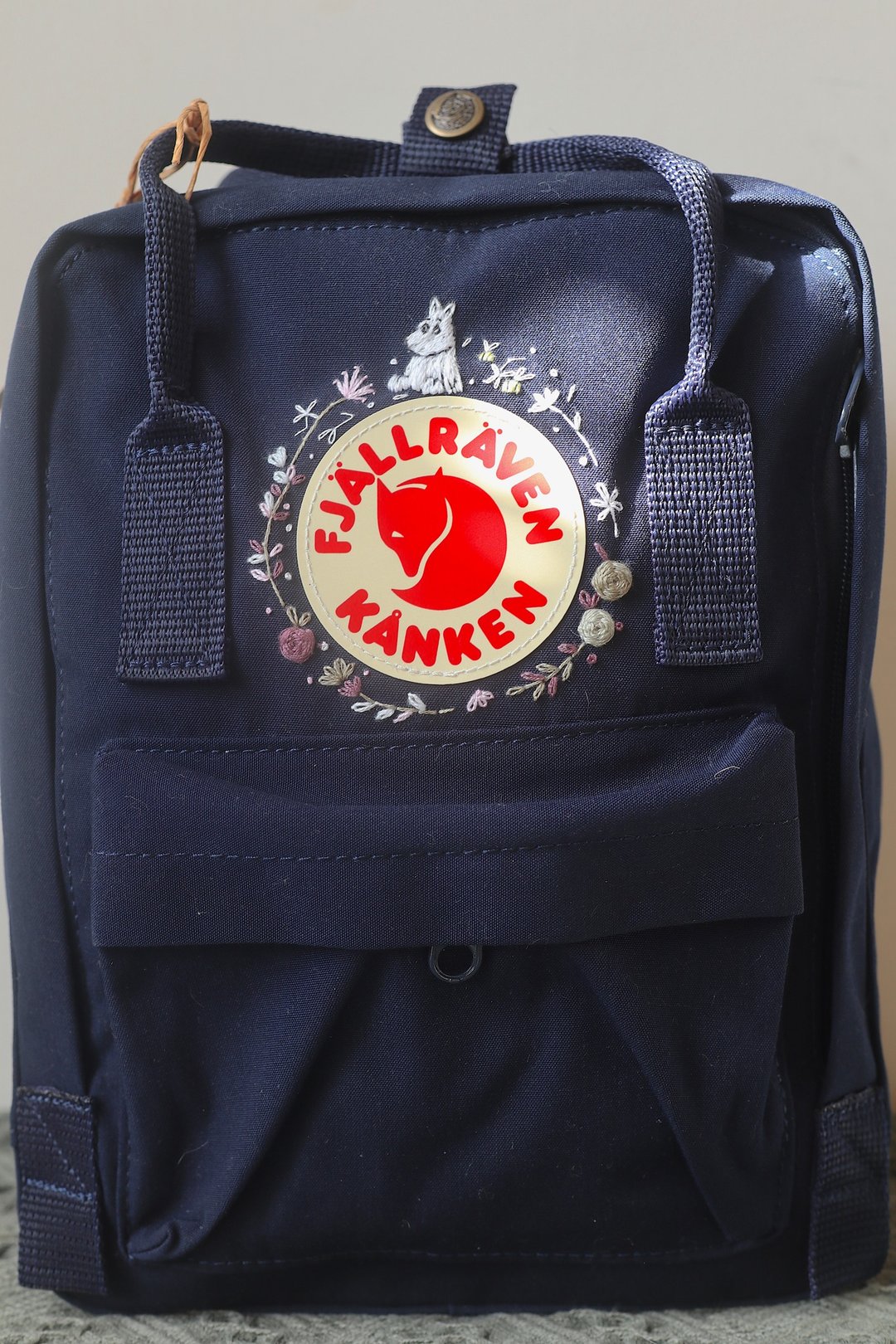 白色精灵与河马花朵 Kanken mini / 深蓝----手工订 - 后背包/双肩包 - 防水材质 蓝色
