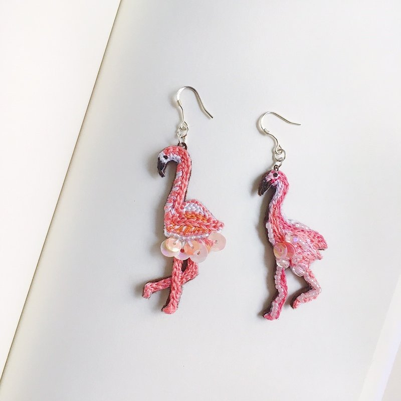 Hello flamingo embroidery earrings - 耳环/耳夹 - 绣线 