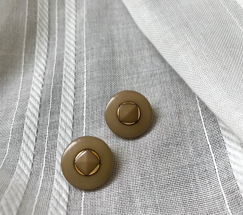 Old series-橱窗内的老奶奶-卡其可可 - 耳环/耳夹 - 塑料 卡其色