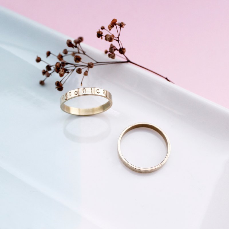 极简专属黄铜小圆戒 (单个) 定制化 手敲字母 纪念日 朋友 礼物 - 戒指 - 其他金属 金色