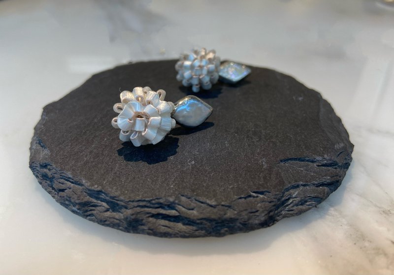 手作缠花珍珠绣球耳环 - 耳环/耳夹 - 绣线 白色