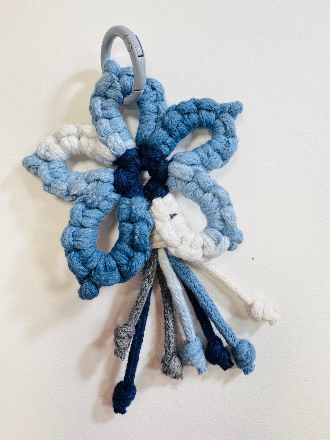 迷之作—手作handmade编织渐层云朵蓝花吊饰 - 吊饰 - 棉 蓝色