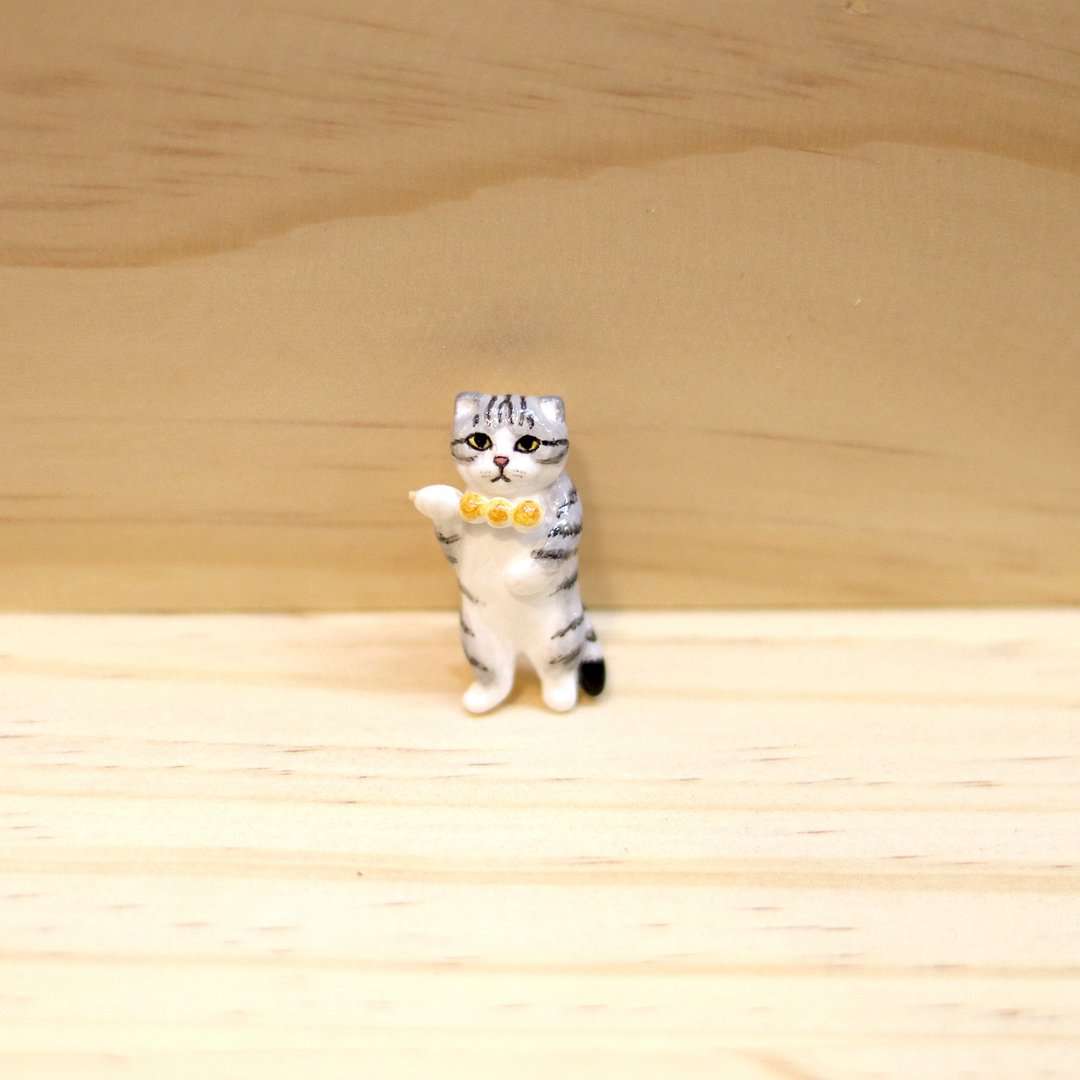 Gray tabby cat eating meatball brooch, Gray cat brooch, Tabby cat pin - 胸针 - 粘土 灰色