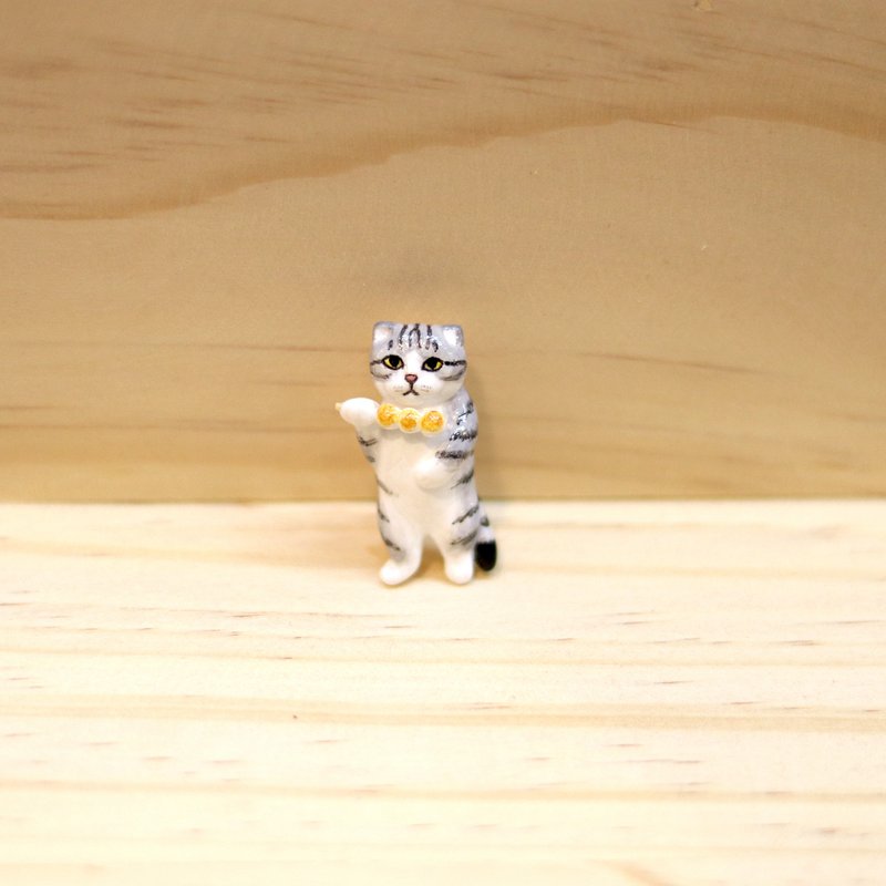 Gray tabby cat eating meatball brooch, Gray cat brooch, Tabby cat pin - 胸针 - 粘土 灰色