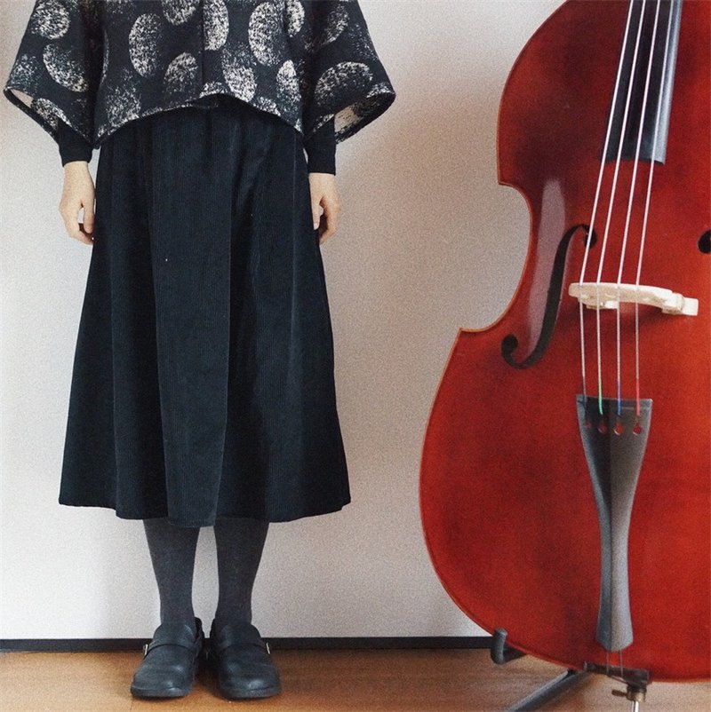 黑色燈芯絨 口袋款秋冬百搭 復古半身裙 松緊腰寬松休閒裙子 - 裙子 - 棉．麻 黑色