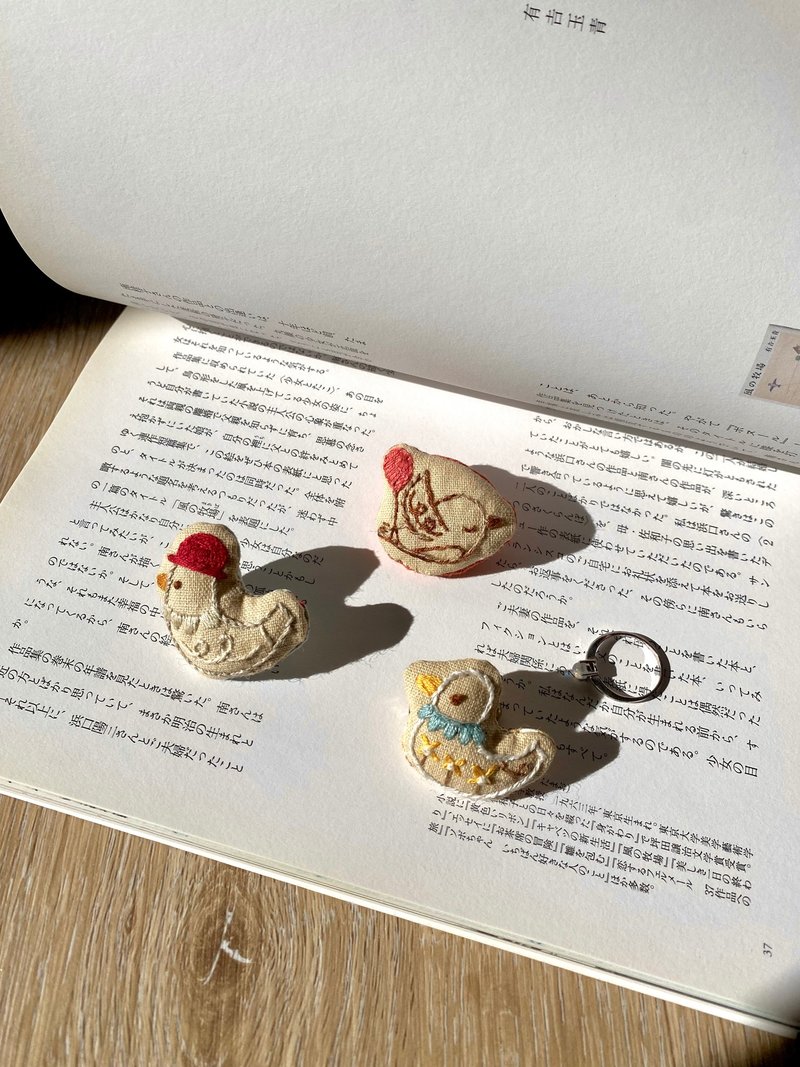 愉快的小鸟 刺绣布胸针 - 胸针 - 棉．麻 卡其色