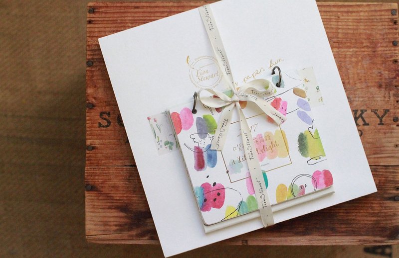 FION 2017 年历＋包装纸 预购优惠组合(10/14~10/19） - 年历/台历 - 纸 多色