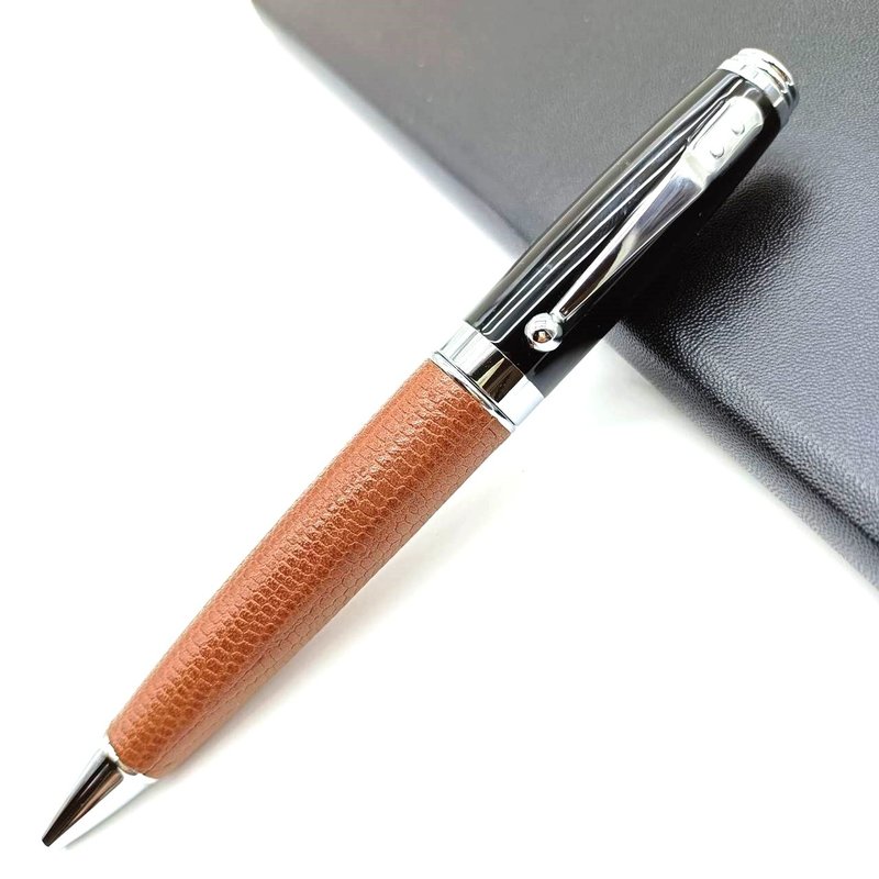 真皮 皮笔 咖啡蜥蜴纹 原子笔 旋转出芯 台湾设计制造~虎之鹤 - 圆珠笔/中性笔 - 真皮 