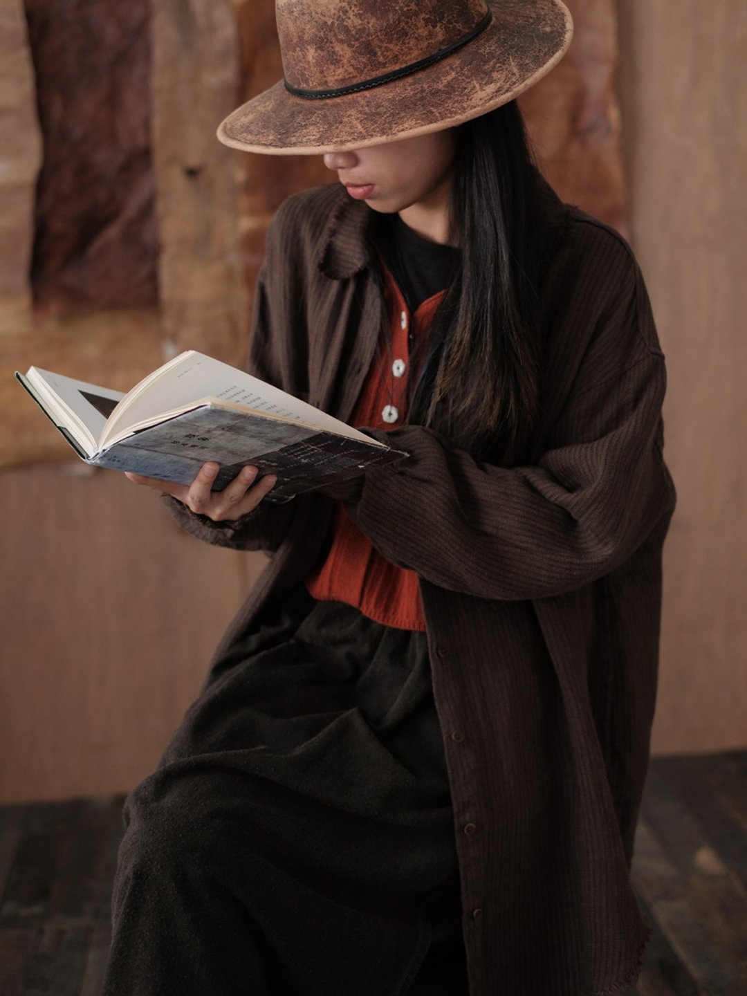 咖啡色 條紋亞麻長袖襯衫 寬松復古百搭長款襯衣 - 女装衬衫 - 棉 咖啡色