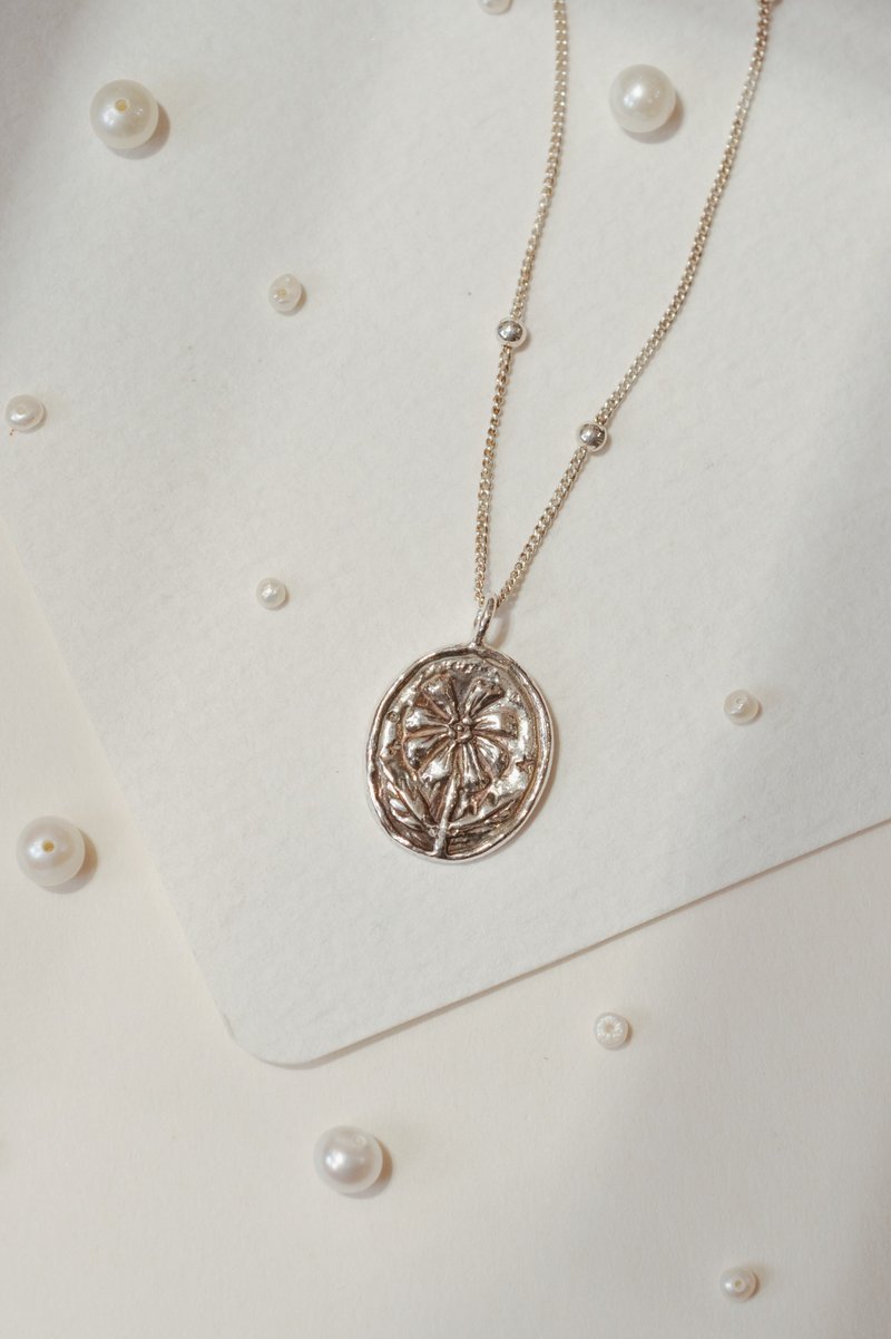 二毛银 x 曼蒂- 花系列【小雏菊-浮雕椭圆植框】银 . 项链 - 项链 - 纯银 银色