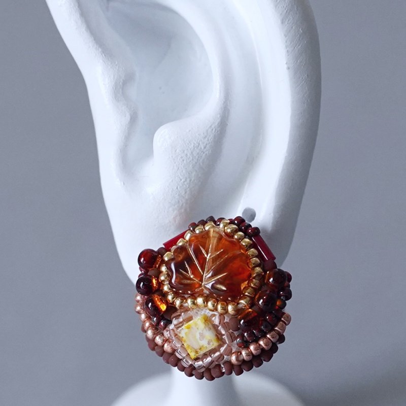 喋喋不休的耳针 15 焦糖棕 叶子 大尺寸 医疗级不锈钢耳针 独一无二 珠饰刺绣 - 耳环/耳夹 - 玻璃 咖啡色