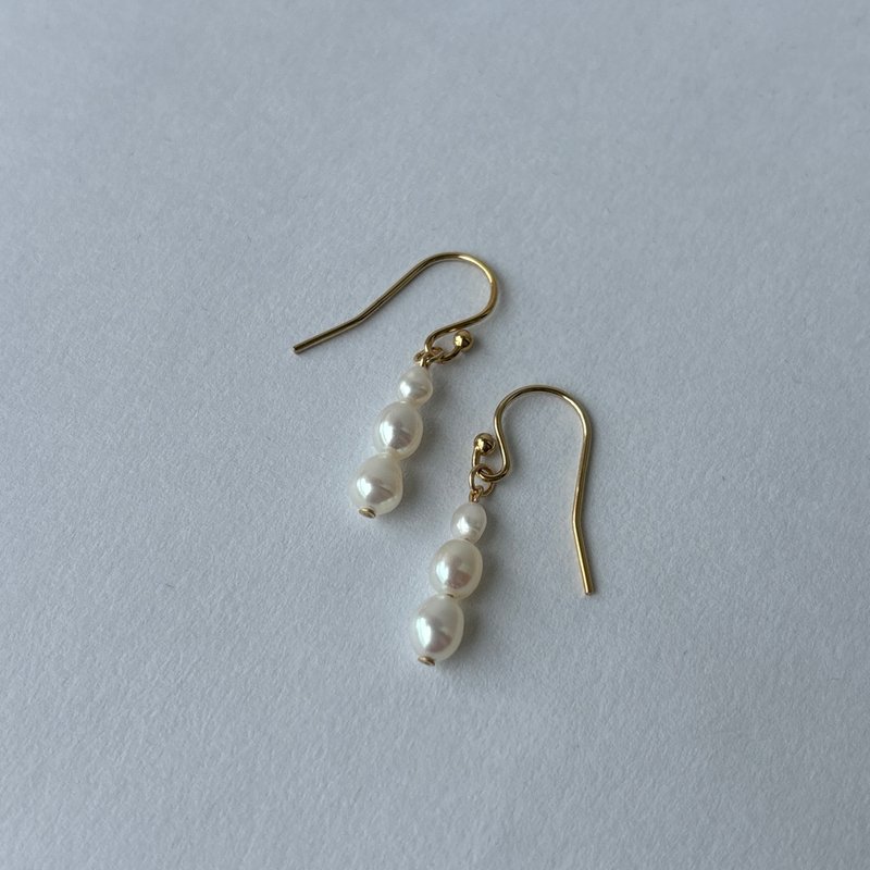 14KGF 淡水珍珠 三连垂坠 耳环 皮光好 柔光摇曳・日常气质 - 耳环/耳夹 - 珍珠 白色