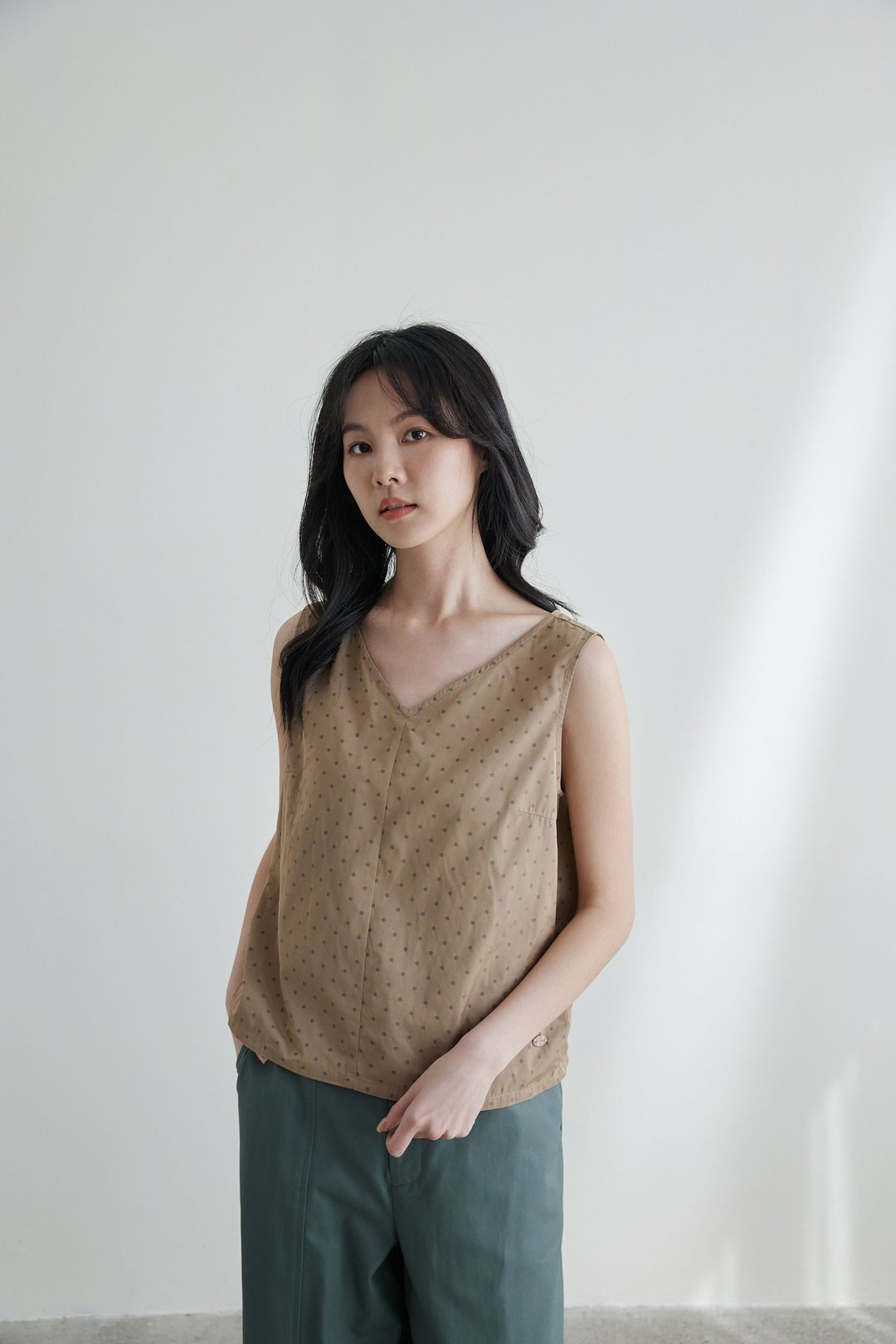 小憩时光V领无袖背心上衣-软饼干 - 女装背心 - 聚酯纤维 卡其色
