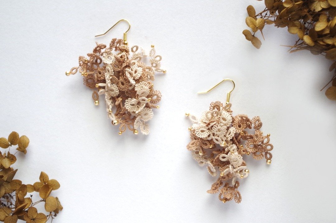 Fluffy Tatting Lace Earrings, Mocha Brown - 耳环/耳夹 - 棉 卡其色