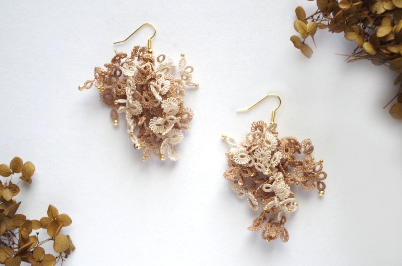 Fluffy Tatting Lace Earrings, Mocha Brown - 耳环/耳夹 - 棉．麻 卡其色