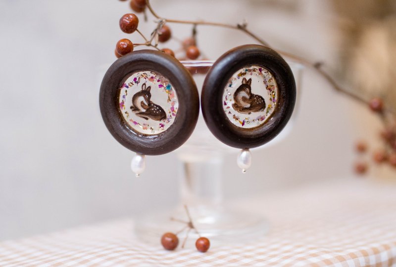 圣诞  平安夜  鹿  干燥花 金箔 手绘 森林 动物 树脂 木质耳环 - 耳环/耳夹 - 树脂 多色