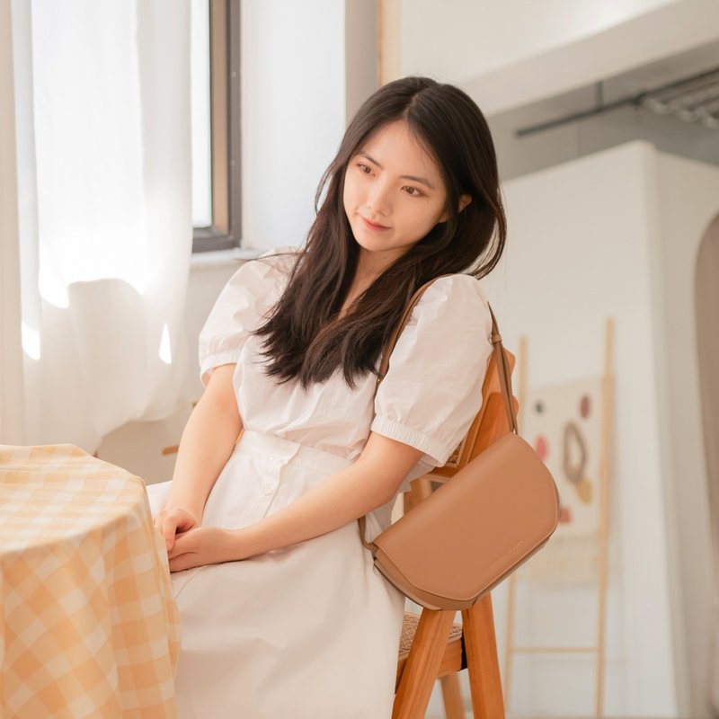 【精选礼物推荐】Amandine皮革马鞍包 - 杏啡色 - 侧背包/斜挎包 - 真皮 咖啡色