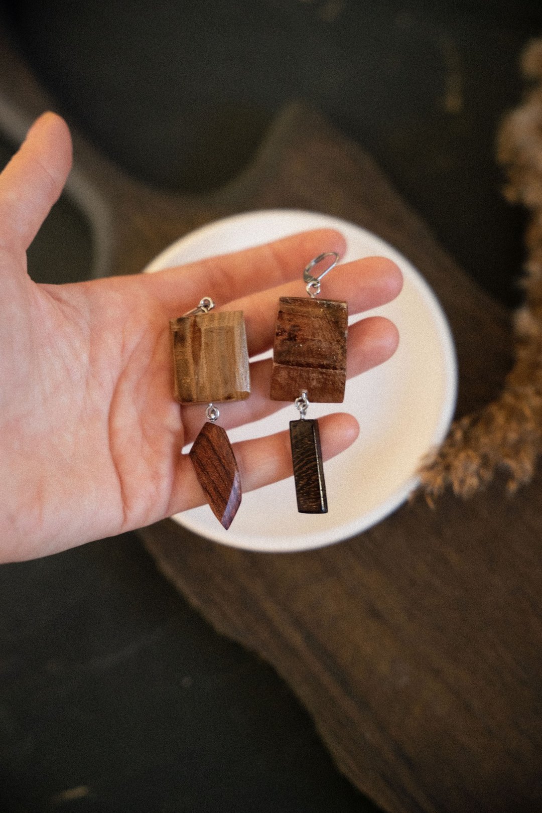 Geometric wooden round earrings made of wood. Elongated Earrings - 耳环/耳夹 - 木头 咖啡色