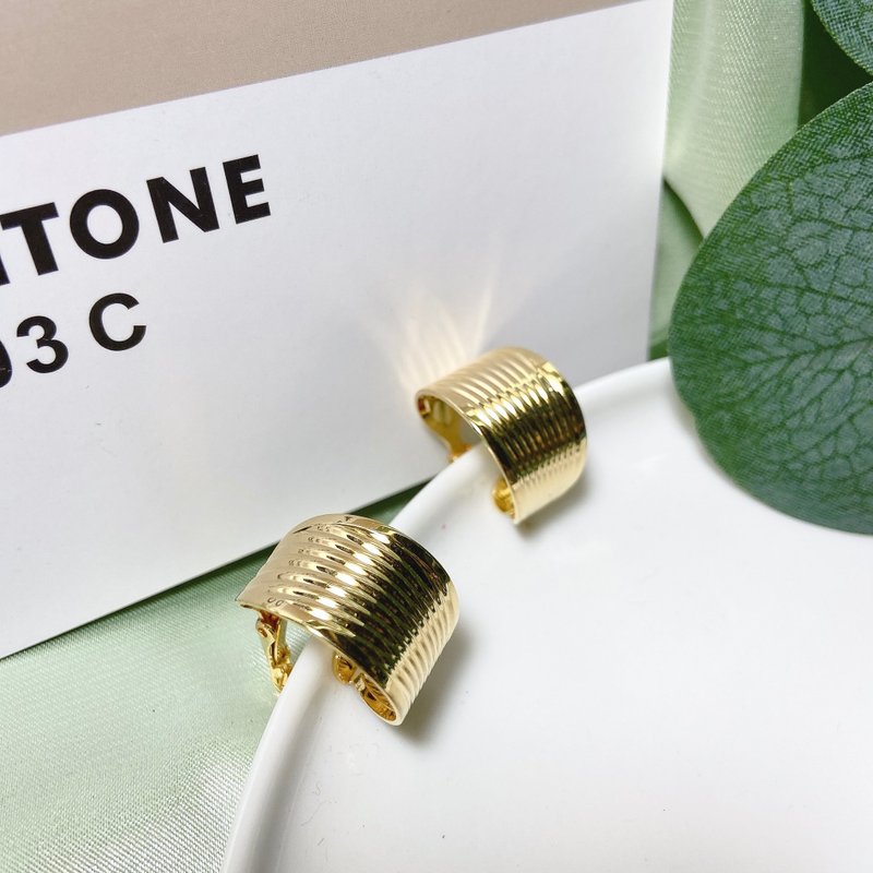 【西洋古董饰品】Monet DesPat 雅致圆润宽版 金 耳环 耳夹 - 耳环/耳夹 - 贵金属 金色