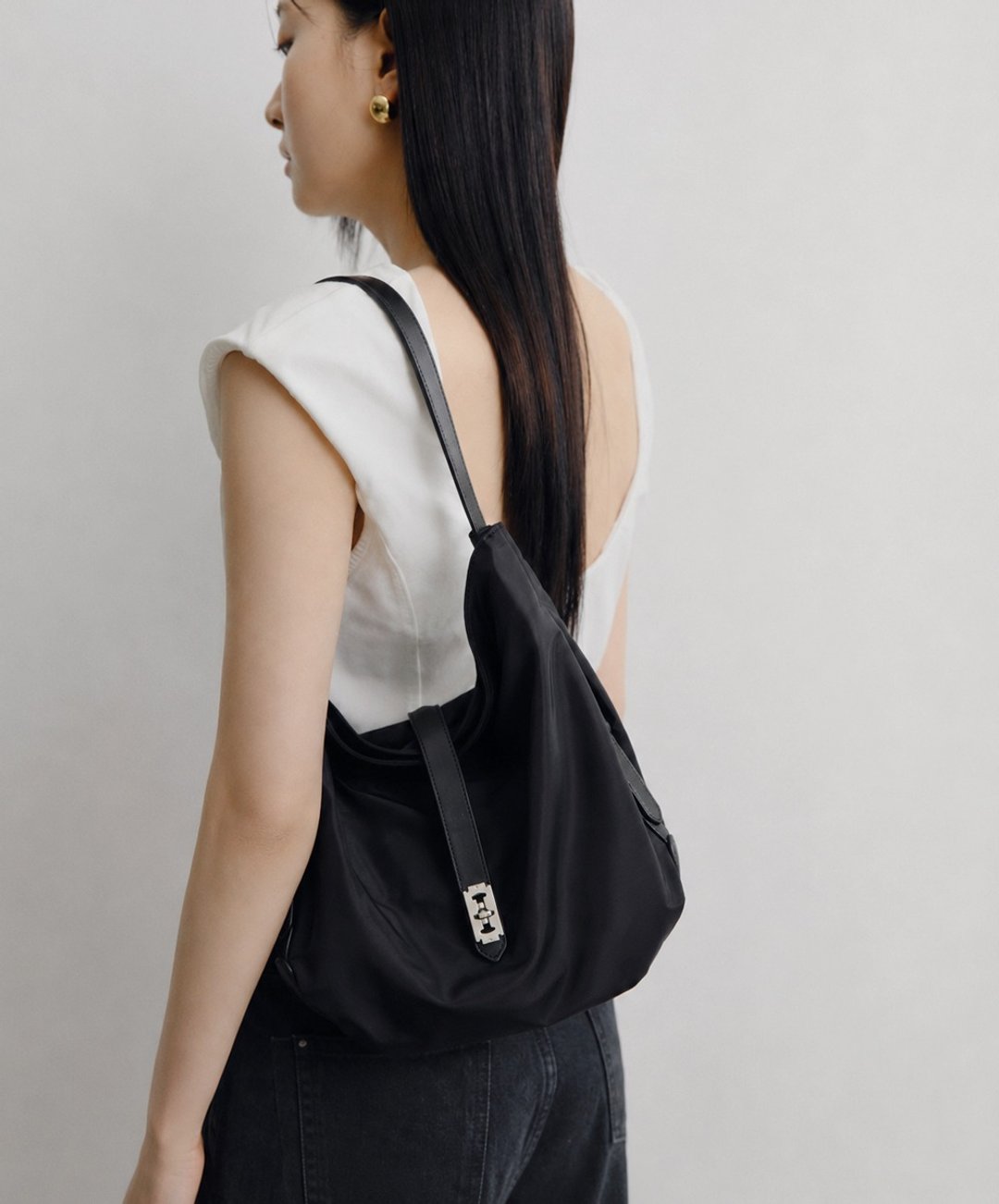 supportingrole 日常随行轻盈尼龙感黑色软褶肩背包 - 侧背包/斜挎包 - 尼龙 