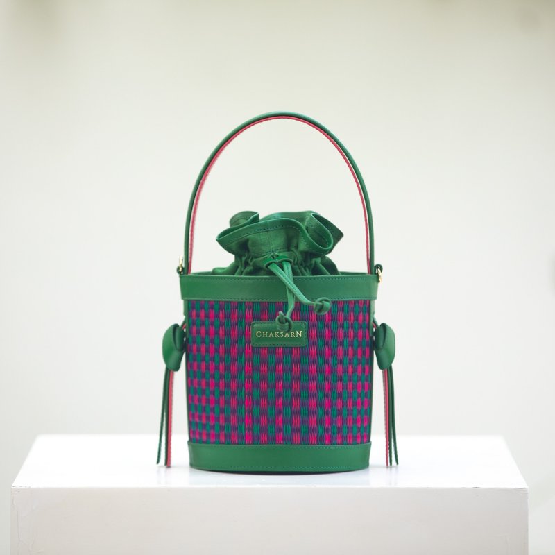 Chaksarn Mini Bucket Bag: Green Natural Straw with Leather - 手提包/手提袋 - 真皮 绿色