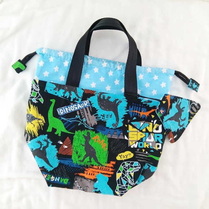 附姓名吊牌。色块恐龙。幼儿园小学适用 可机洗束口便当袋 午餐袋 - 手提包/手提袋 - 棉．麻 黑色