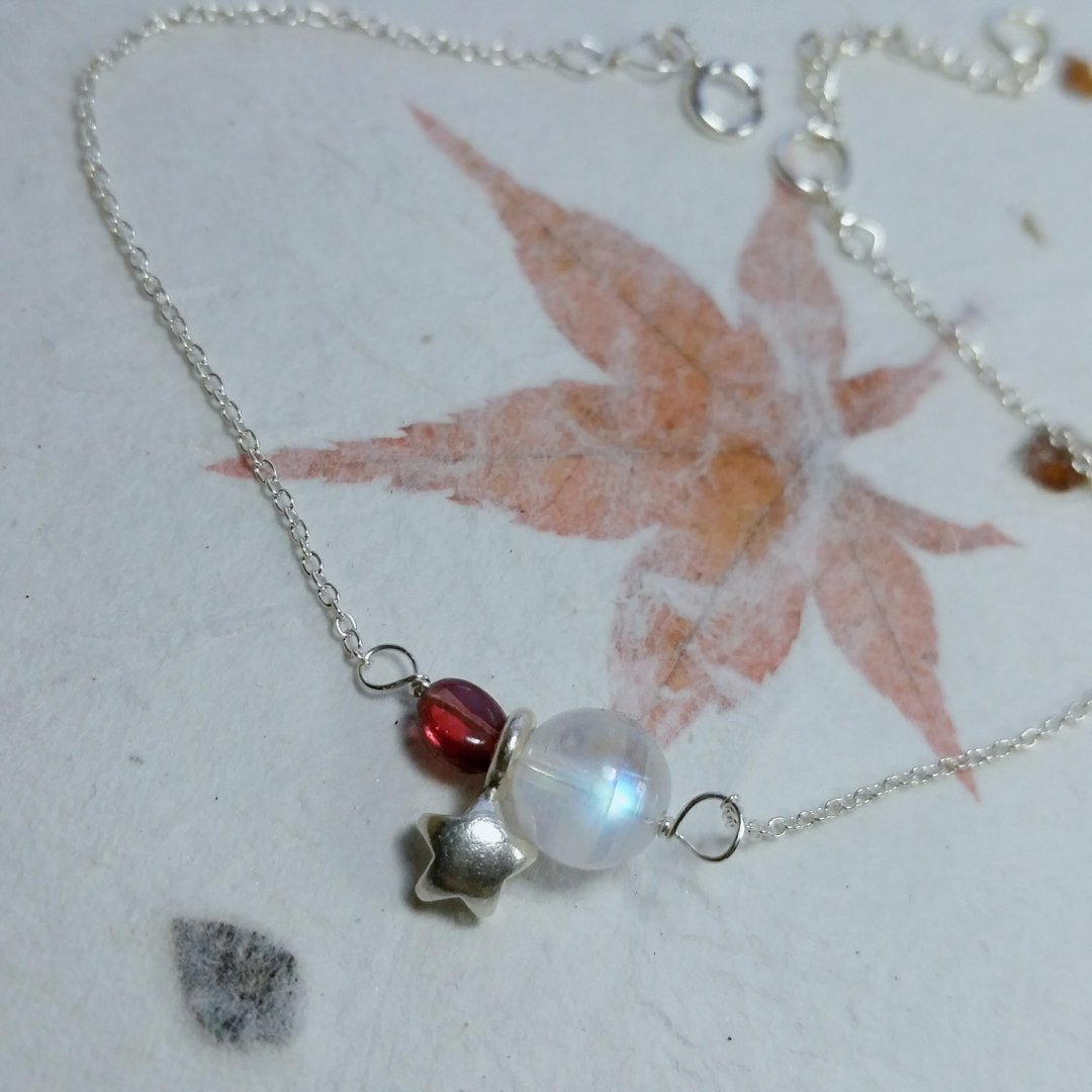 7/8 mm 强光月亮石 配 纯银星星 , 石榴石 纯银手链, Moonstone, star &amp; garnet 925 silver bracelet - 手链/手环 - 宝石 蓝色