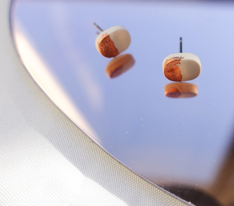 日常/简约 金箔撞色耳钉 手工软陶耳环 earring/ simple/ stud - 耳环/耳夹 - 陶 白色