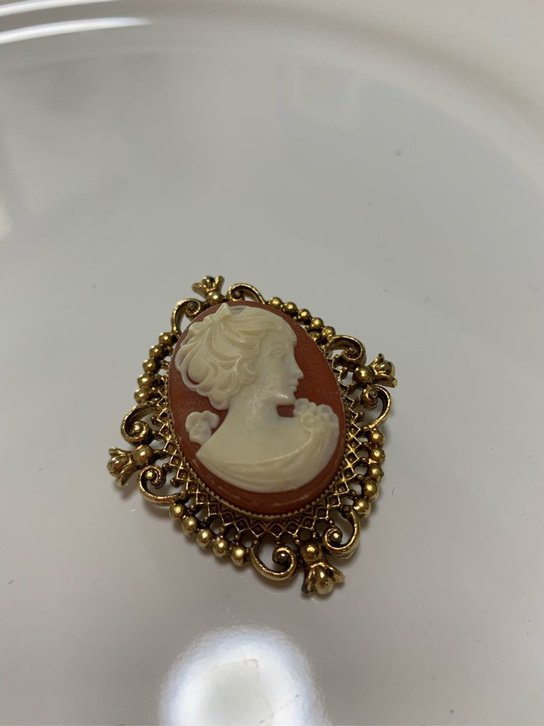 Vintage AVON 仕女香膏盒 胸针 - 胸针 - 其他金属 