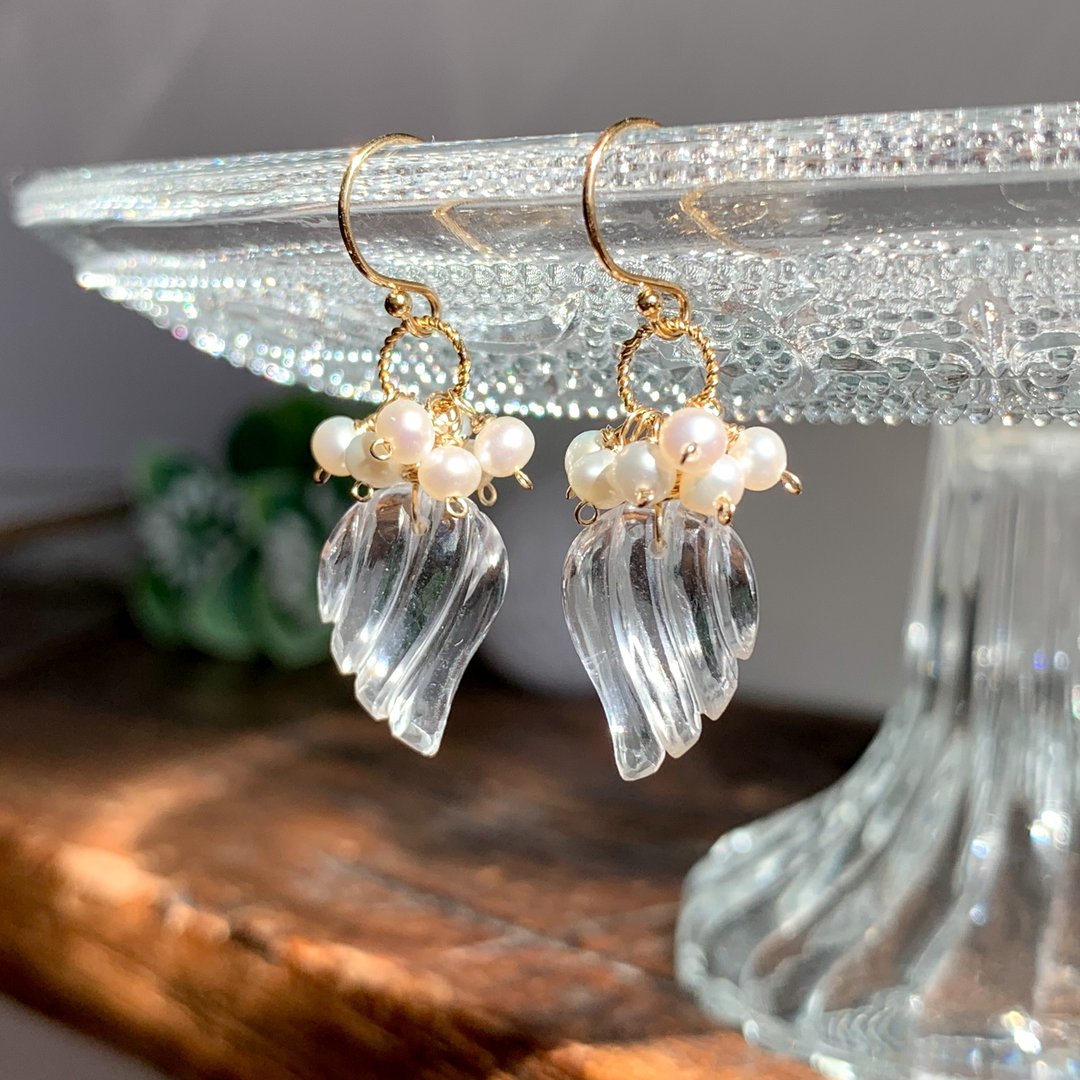 14kgf Angel wings carving crystal and freshwater pearl earrings - 耳环/耳夹 - 水晶 透明