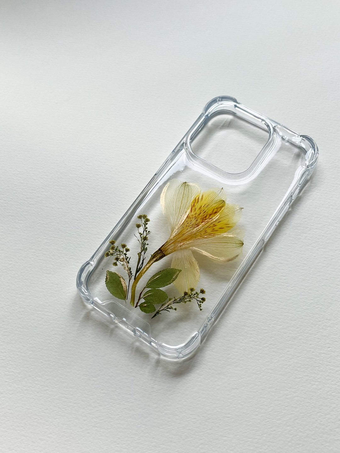 水仙百合 押花 手机壳 IPhone 15 pro - 手机壳/手机套 - 塑料 黄色