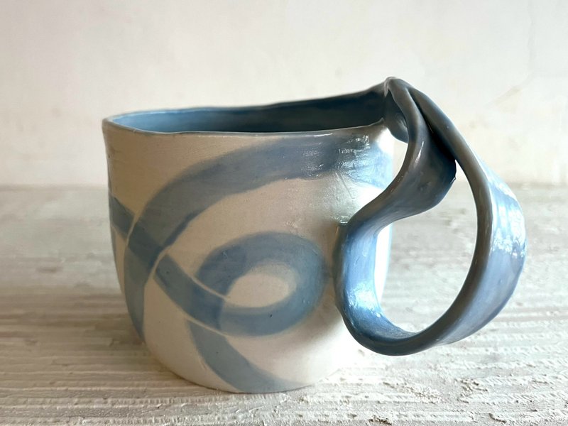 蓝白交缠造型握把咖啡杯(售完再制款)_陶器马克杯 - 咖啡杯/马克杯 - 瓷 蓝色