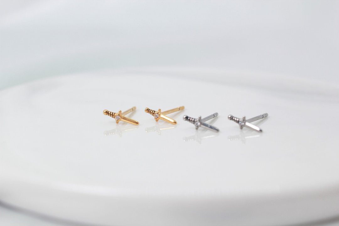 【SWS饰品】帅气小剑 医疗钢耳环 抗过敏 一般细针 - 耳环/耳夹 - 贵金属 多色