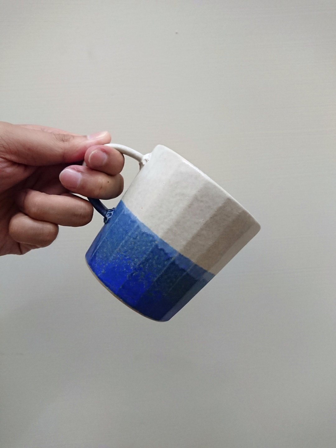 陶艺 手作 马克杯 削边 蓝 扁把 - 咖啡杯/马克杯 - 陶 蓝色