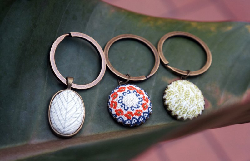 手工花布钥匙圈 -2入 - 钥匙链/钥匙包 - 其他金属 多色