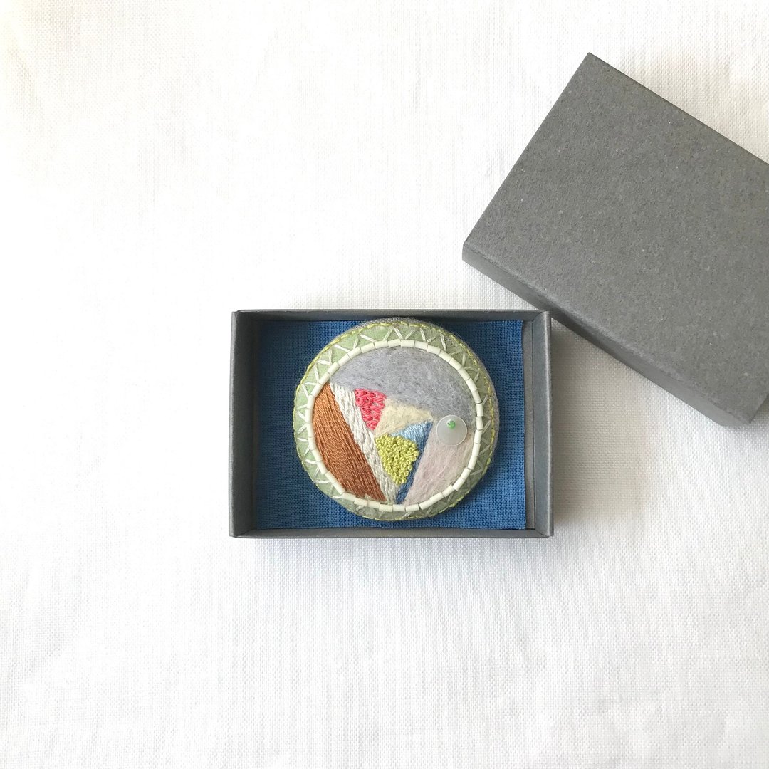发束 / Brooch / 手工刺绣 / 复古 - 胸针 - 绣线 灰色