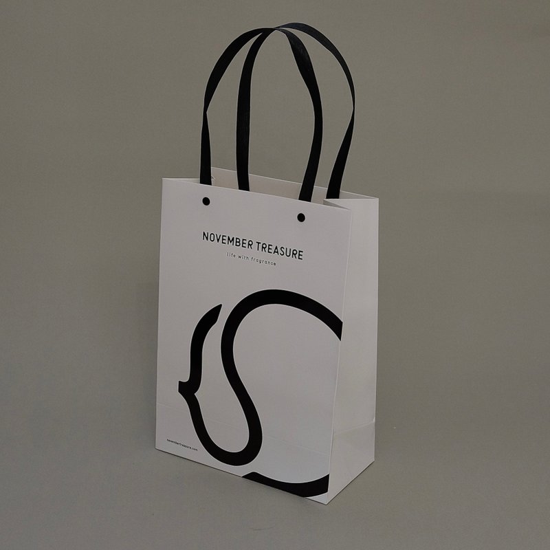 NOVEMBER TREASURE PAPER BAG / NOVEMBER TREASURE 品牌提袋 - 纸盒/包装盒 - 纸 白色