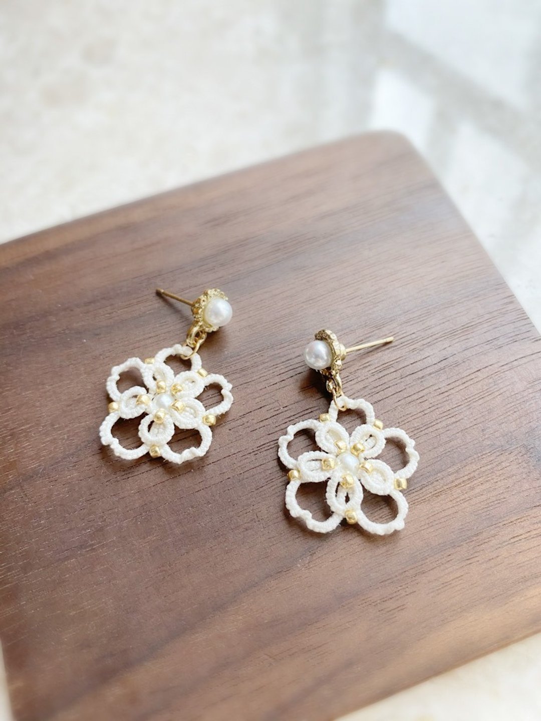 手工米白樱花耳环 Tatting earrings 樱花 耳针 耳鈎 耳环 梭织 - 耳环/耳夹 - 棉 白色
