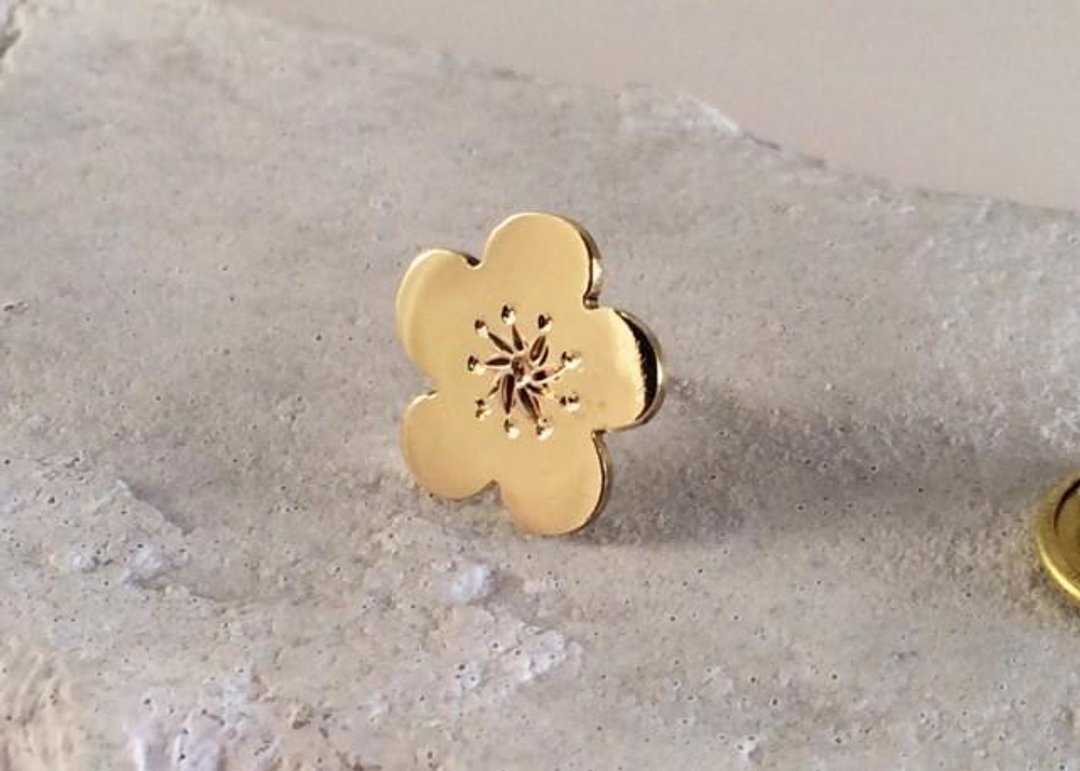Plum ◆ Brass pin badge - 胸针 - 其他金属 