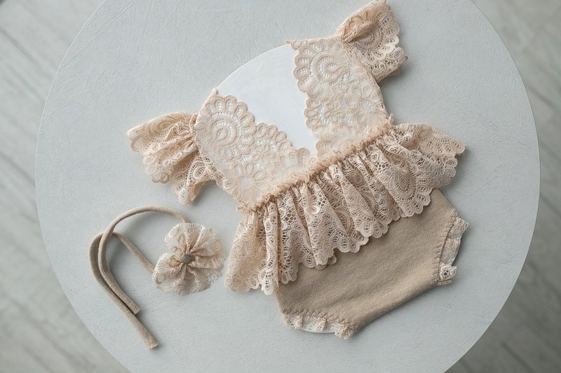 适合新生女孩的米色连身衣：小女孩的完美服装 - 婴儿饰品 - 其他金属 卡其色