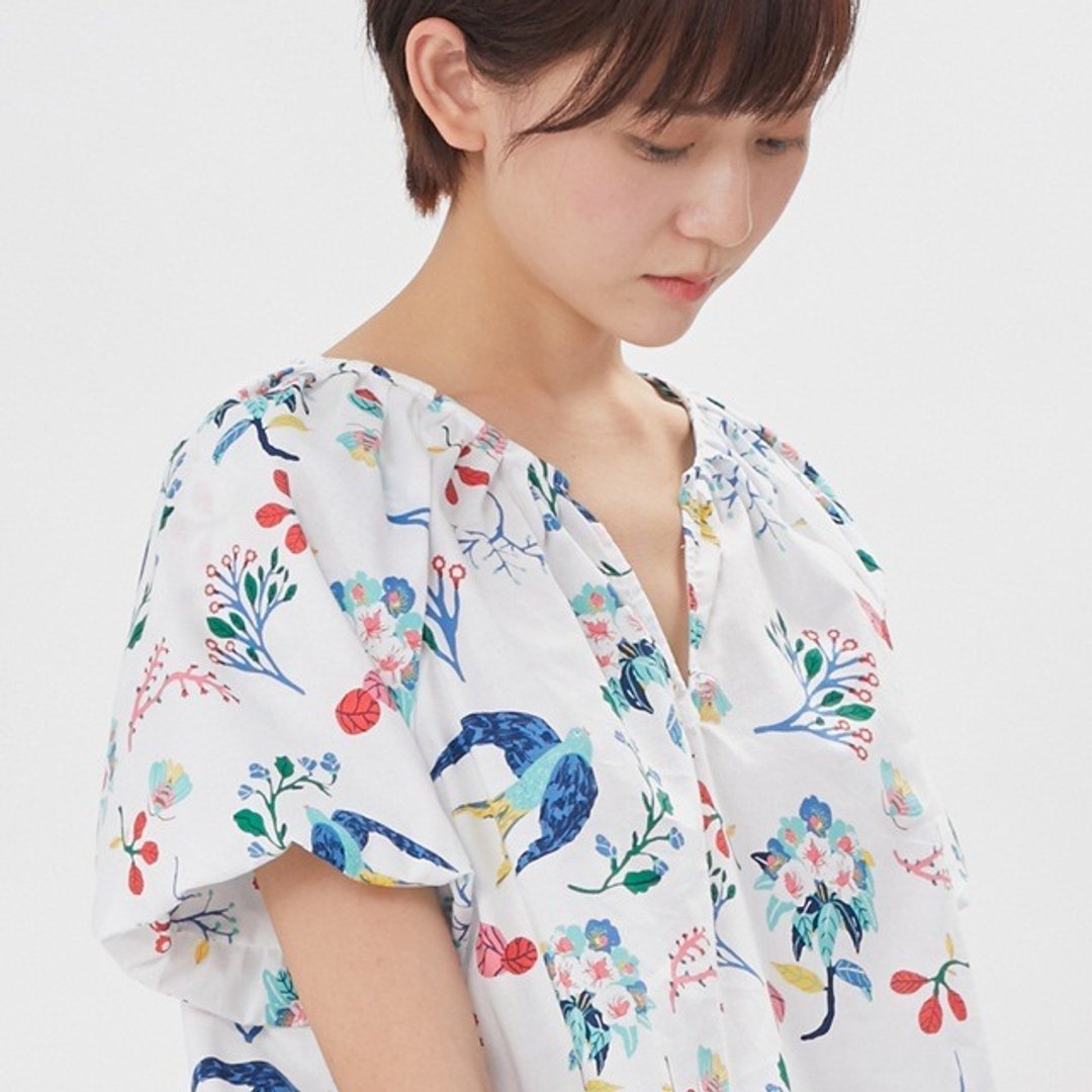 Garden 花園小V泡袖上衣/花鳥 - 女装上衣 - 棉 多色