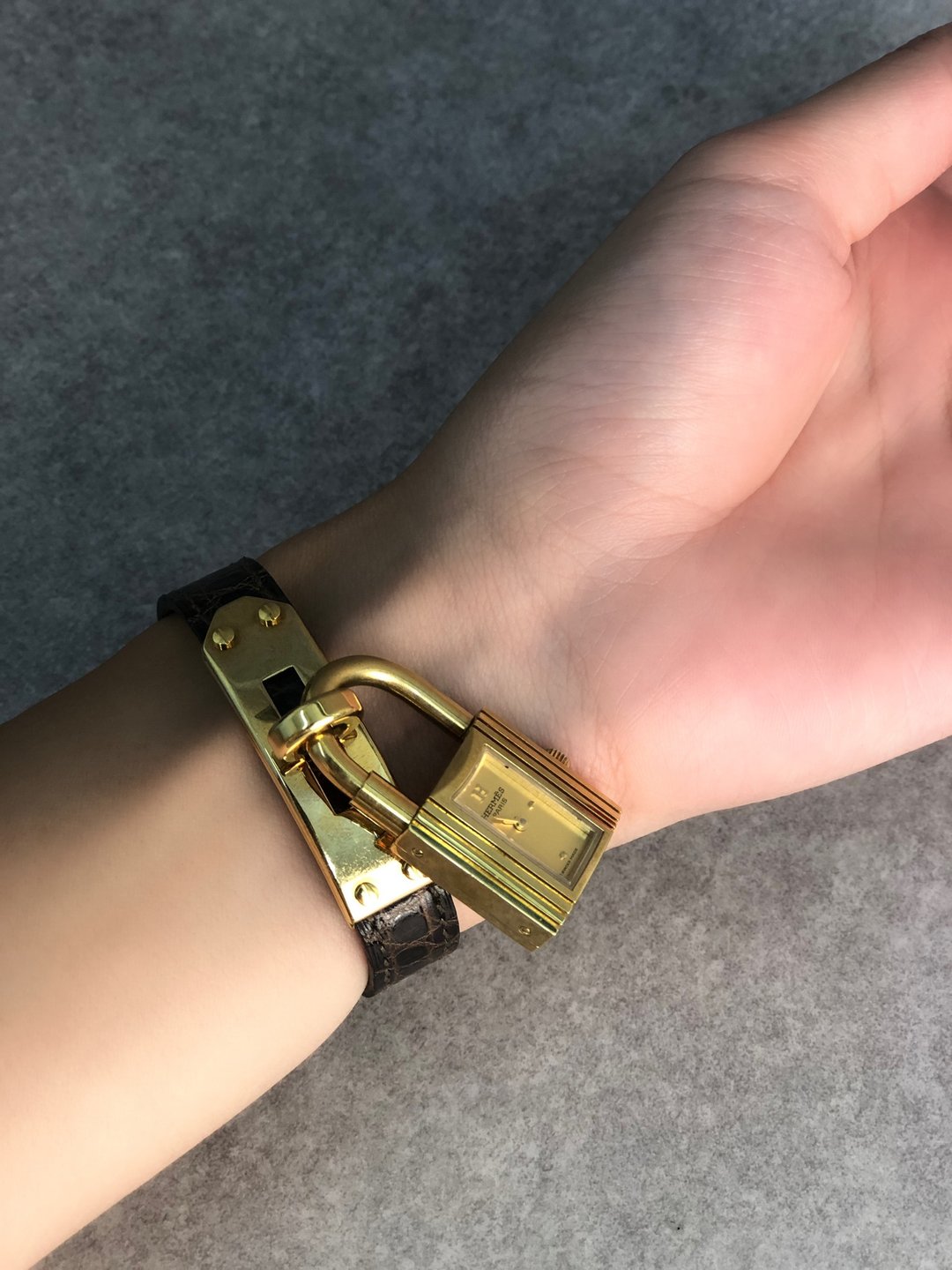 【 日本直送 名牌中古包 】HERMES 爱马仕 腕表 棕色 凯莉表 鳄鱼压纹 vintage 古董 ih5tvr - 女表 - 真皮 咖啡色