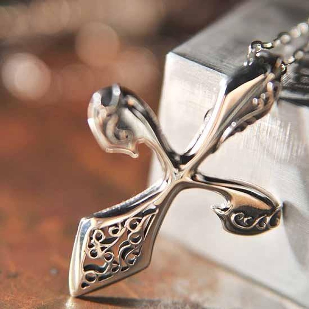 Cross pendant with two types of arabesque technique - 项链 - 其他金属 银色