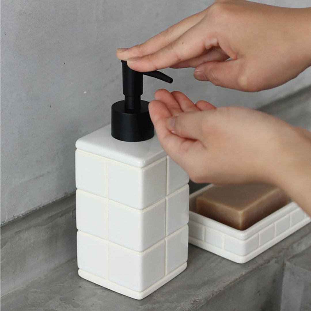 CERAMIC BATH ENSEMBLE Soap Dispenser 陶瓷沐浴乳罐 - 沐浴用品 - 陶 白色