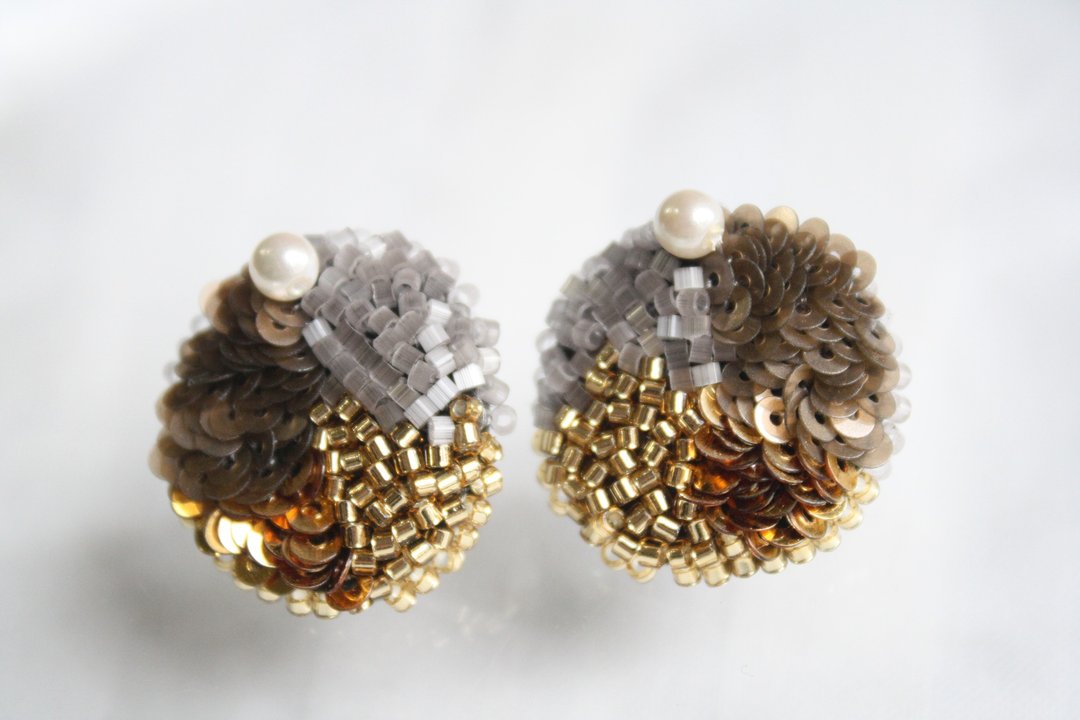 Embroidered earrings amber - 耳环/耳夹 - 其他材质 金色