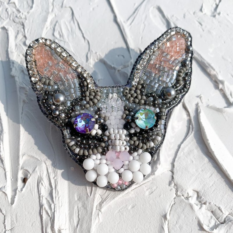 串珠胸针狮身人面像。 珠子的狮身人面像。 胸针手工制作。 胸针 - 胸针 - 其他材质 灰色